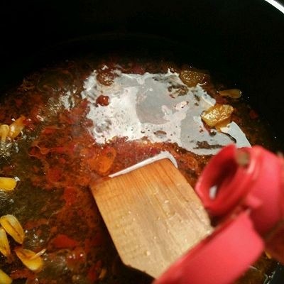 水煮飄香蛙,7、加入料酒,提腥。