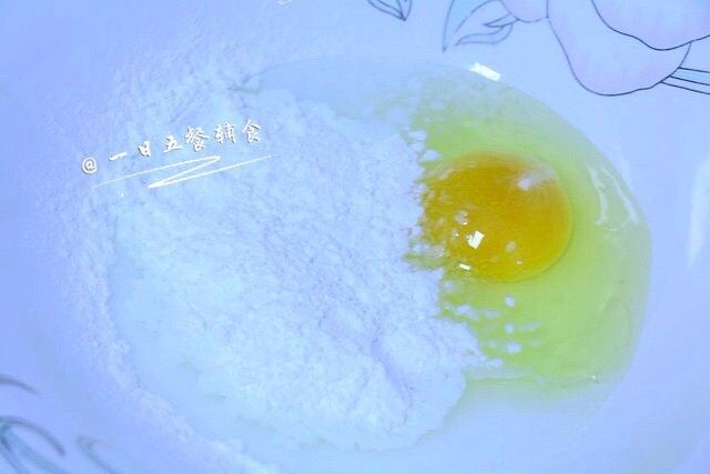 午餐肉,将淀粉、鸡蛋、水混合,搅拌成顺滑的面糊。