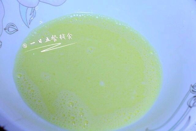 午餐肉,🌻小贴士:淀粉也就是生粉。鸡蛋过敏的宝宝可以不加鸡蛋,那水的量有变化,水 75克,淀粉 30克。