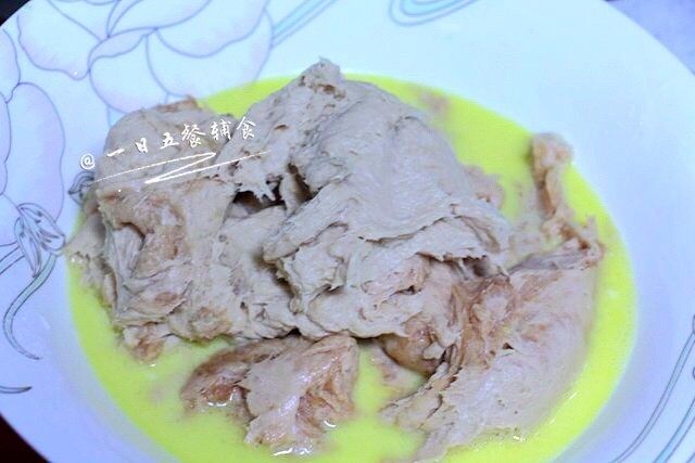 午餐肉,肉泥倒入面糊中,混合搅拌均匀。