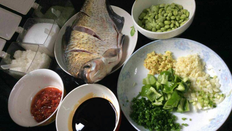 毛豆米红烧扁鱼,准备好食材。
