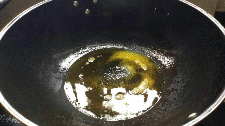 毛豆米红烧扁鱼,热锅冷油,把油烧五成热时,放入一勺盐,这样鱼皮不会破。