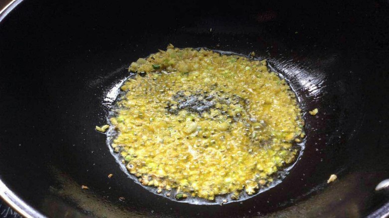 毛豆米红烧扁鱼,放入生姜末,蒜泥,葱白,炒香