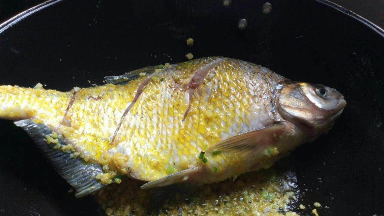  毛豆米红烧扁鱼,放入<a style='color:red;display:inline-block;' href='/shicai/ 11217'>扁鱼</a>，两面煎金黄，放入料酒，剁椒，<a style='color:red;display:inline-block;' href='/shicai/ 762'>老抽</a>，加水，