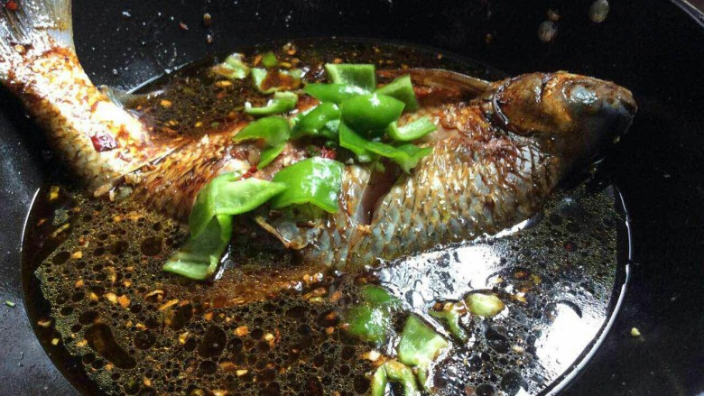 毛豆米红烧扁鱼,再放入<a style='color:red;display:inline-block;' href='/shicai/ 61'>青椒</a>,加少许糖,大火烧开。