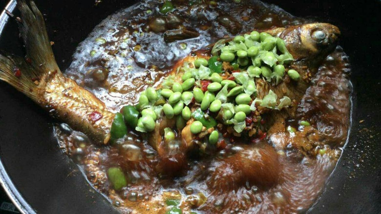 毛豆米红烧扁鱼,放入<a style='color:red;display:inline-block;' href='/shicai/ 67'>毛豆</a>米,小火慢炖4到5分钟。