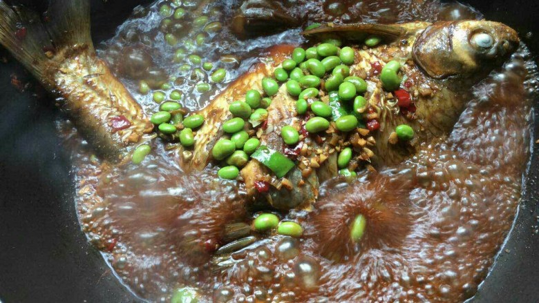 毛豆米红烧扁鱼,大火收汁,尝一下咸淡。放点鸡精。