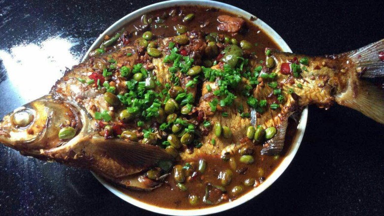 毛豆米红烧扁鱼,装盘,撒些葱末装饰