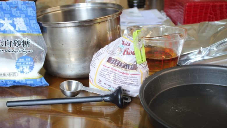 蜜蜂窝饼干,这道甜点做的速度非常快,所以每个东西都必须要准备好
