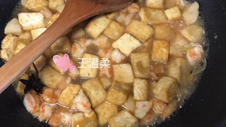 虾仁烧豆腐,加入 适量的 水可以多加一点 盖锅盖 中火 烧制 2分钟左右