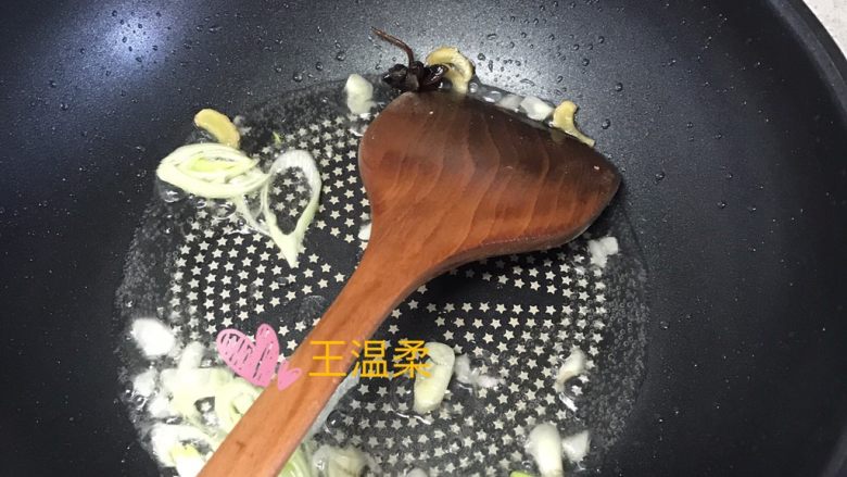 虾仁烧豆腐,锅中留有底油（刚煎豆腐空出的油）炝锅！也可以从新用新的油炝锅！