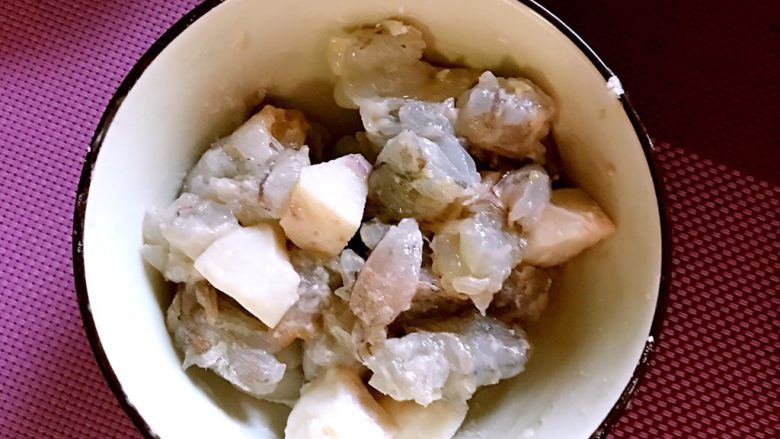 虾仁烧豆腐,虾肉 鱼丸中加入淀粉 用手抓匀上劲!
