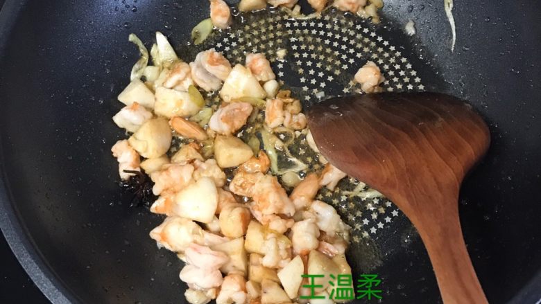 虾仁烧豆腐,下入鱼丸 虾肉 炒至八分熟 加入适量料酒去腥 继续煸炒 10秒