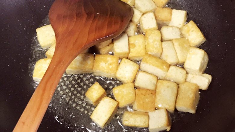 虾仁烧豆腐,煎至表面金黄 , 不要煎制太久 会变硬