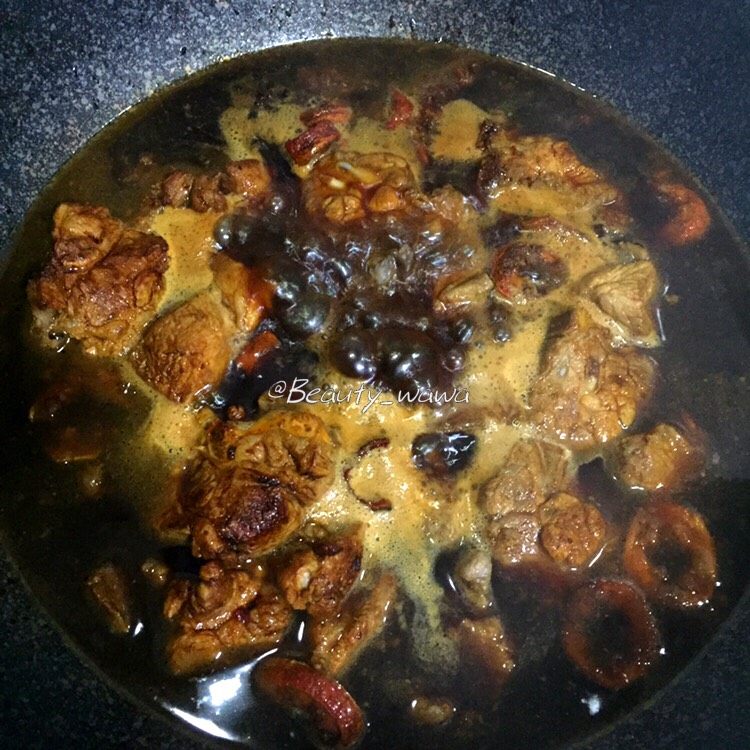 梅子小排
告别传统烧法,煮至翻滚,调成小火,加盖子慢慢煨,大约30-40分钟左右(期间注意观察,避免糊锅)