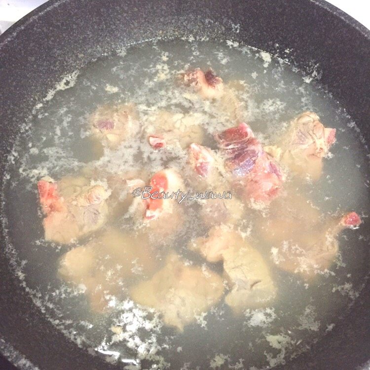 梅子小排
告别传统烧法,将排骨冷水下锅,大火煮开绰浮沫和血水
