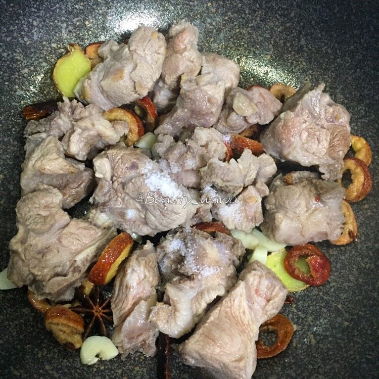 梅子小排
告别传统烧法,加入盐,<a style='color:red;display:inline-block;' href='/shicai/ 718'>料酒</a>,翻炒均匀