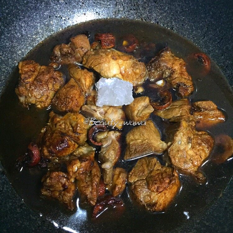 梅子小排
告别传统烧法,加水,水位没过食材即可,加入泡梅子山楂用的汁水,加入<a style='color:red;display:inline-block;' href='/shicai/ 866'>冰糖</a>,大火煮开