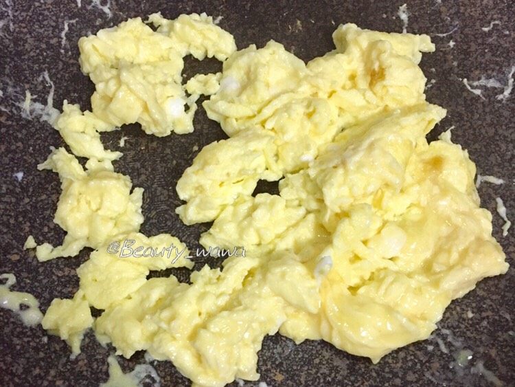 最考验厨艺的家常菜—番茄炒蛋,锅中加入食用油,油热,下鸡蛋液翻炒