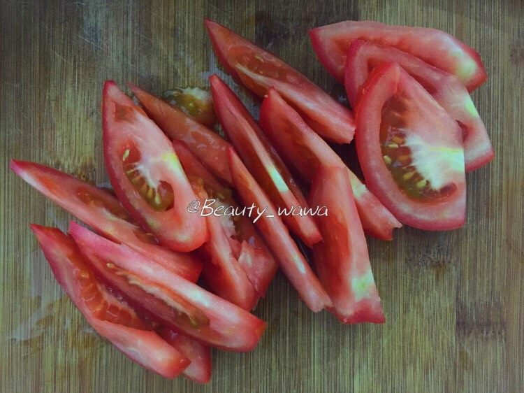 最考验厨艺的家常菜—番茄炒蛋,<a style='color:red;display:inline-block;' href='/shicai/ 59'>番茄</a>去蒂,切薄片