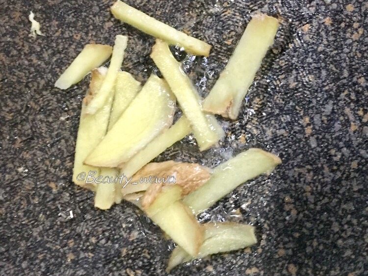最考验厨艺的家常菜—番茄炒蛋,锅内再加入少许油,下姜丝煸炒出香味