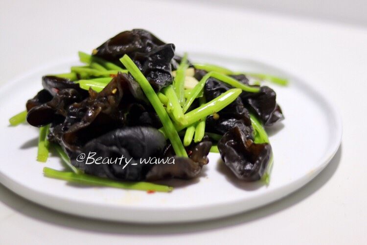 去油去腻—黑木耳炒空心菜,关火,盛出装盘