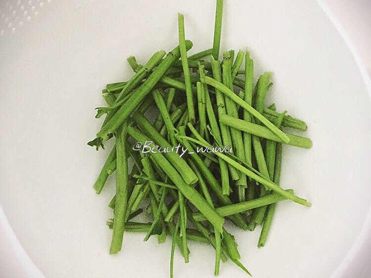 去油去腻—黑木耳炒空心菜,沥干水分,捞出备用