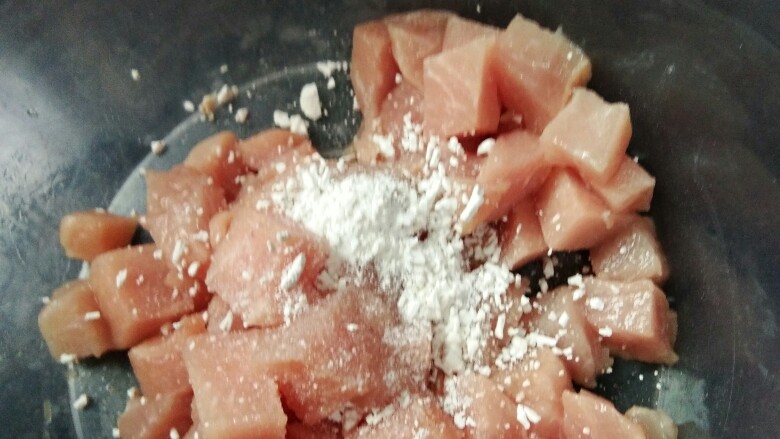 宫爆肉丁,码味,也叫吃味(盐,蛋清,茨粉)备用