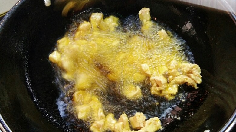 宫爆肉丁,锅炙火上,下肉丁滑散。