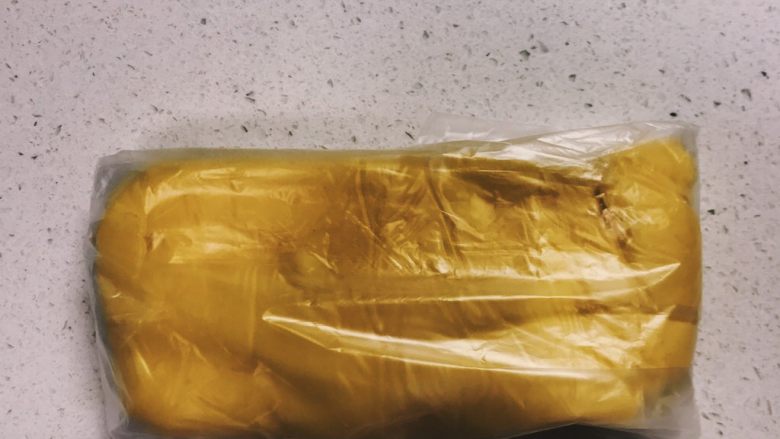 酥皮樱桃蛋糕,把揉好的面团做成方形,并放入冰箱冷冻室,直到冻硬。