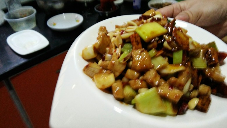 宫爆肉丁,菜品是香辣荔枝味。(酸甜咸)