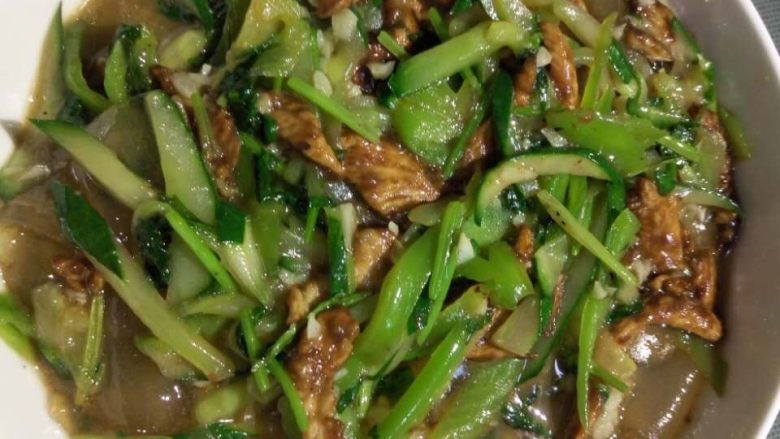 鸡丝拉皮,用少量蒜末炝锅,一次放入黄瓜青椒香菜翻炒,然后放入拉皮,炒出青菜水份后倒入鸡丝翻炒,让后放入蒜末,最后放酱油水淀粉 糖盐鸡精调味出锅。