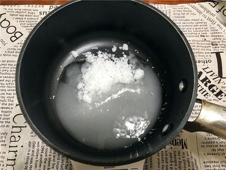 夏日邂逅《提拉米苏冰淇淋》【冷饮】,白砂糖+水,放入奶锅,小火加热!不要搅拌,晃动奶锅就可以了!
