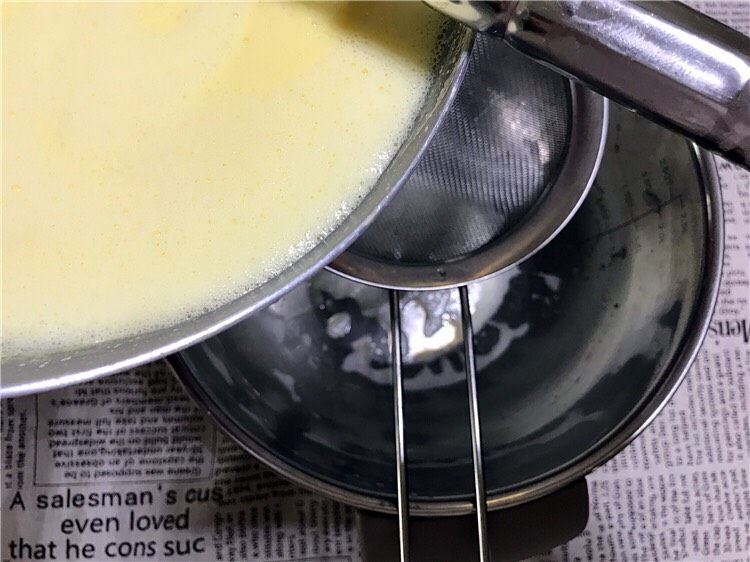夏日邂逅《提拉米苏冰淇淋》【冷饮】,牛奶趁热倒入蛋液中,多次倒入,以免蛋液瞬间变成蛋花汤。搅拌均匀后,过筛倒入奶盆中。
