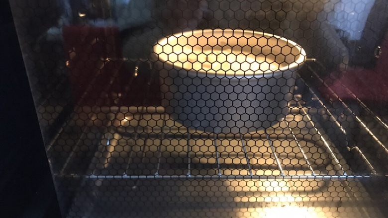 巧克力淋面蛋糕,蛋糕糊倒入模具7分满,轻震之后送入烤箱,烤箱温度调至160度,时间设定50分钟。期间不要开烤箱门!不要开烤箱门!不要开烤箱门!重要的事情说三遍!