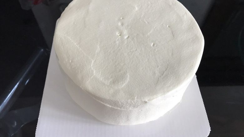巧克力淋面蛋糕,再倒200克淡奶油加20克糖打发至抹面状态,给蛋糕抹面,抹不好也没关系,反正淋面可以遮挡住😜
淡奶油的抹面状态就是可以刚刚好可以挂在打蛋头上不往下滴落的状态。新手可打的嫩一些,因为抹面的过程中抹刀和淡奶油反复接触也是在打发淡奶油,打嫩了可以补救,打过了就没法补救咯。