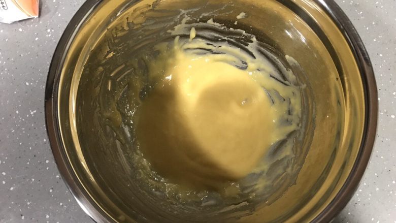 巧克力淋面蛋糕,处理好的蛋黄糊,放一旁备用。
烤箱上下火170度预热(烤戚风160度即可,因为开烤箱门热量会消散,所以预热时温度可设定高一些)