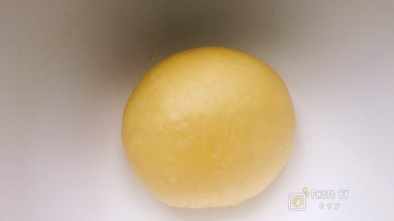 软软软软软的南瓜小餐包(淡奶油版),取出面团,再次揉成团。
盖上保鲜膜室温发酵一小时。