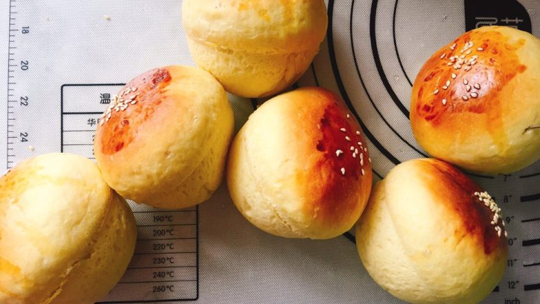 软软软软软的南瓜小餐包(淡奶油版),冷却。
由于下面是球形,冷却的时候每个面最好都照顾到,既像小蘑菇,也像不倒翁,非常Q。