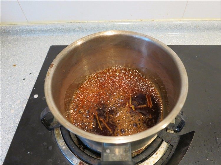 花开富贵团圆虾,将调好的浇汁放一小锅里,置于炉灶上将姜丝放入,开锅立即离火备用