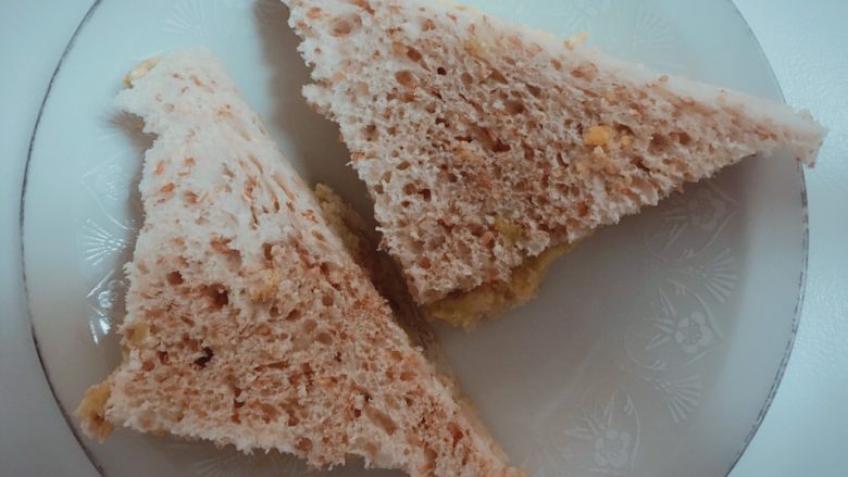 宝宝辅食～青豆鸡蛋三明治,成图。这是我家宝贝的，剩下的都是我的^-^