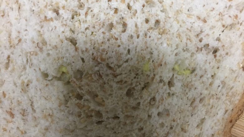 宝宝辅食～青豆鸡蛋三明治,盖上一层，去边，切块。