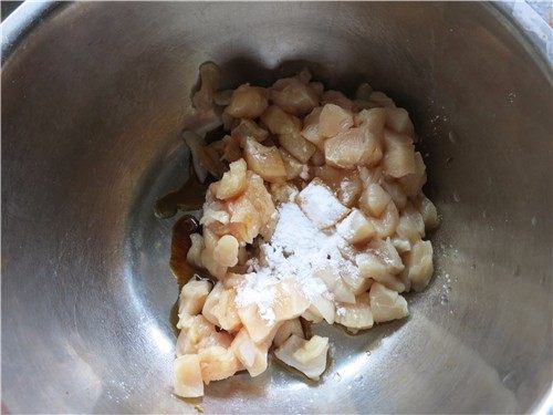 又快又好吃的宫保鸡丁,1勺酱油,1/2勺淀粉