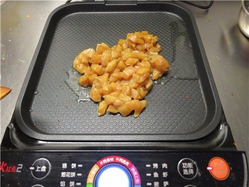 又快又好吃的宫保鸡丁,煎烤机选择功能火力全开,下盘加热,预热完成倒少许油,放入鸡丁