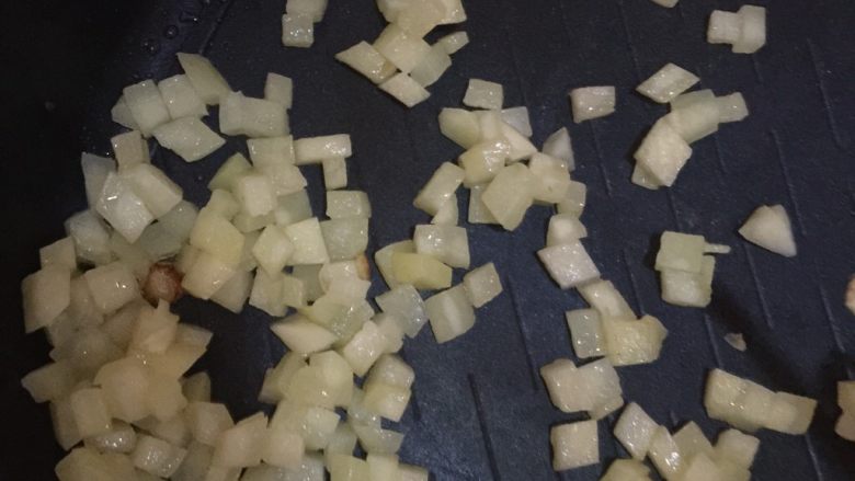 随便炒饭,土豆和鸡蛋这两种单独炒吧,这样好吃,另外一颗鸡蛋放两勺牛奶搅匀再炒,很香……也很容易糊锅、可以等放米饭后再加牛奶~
