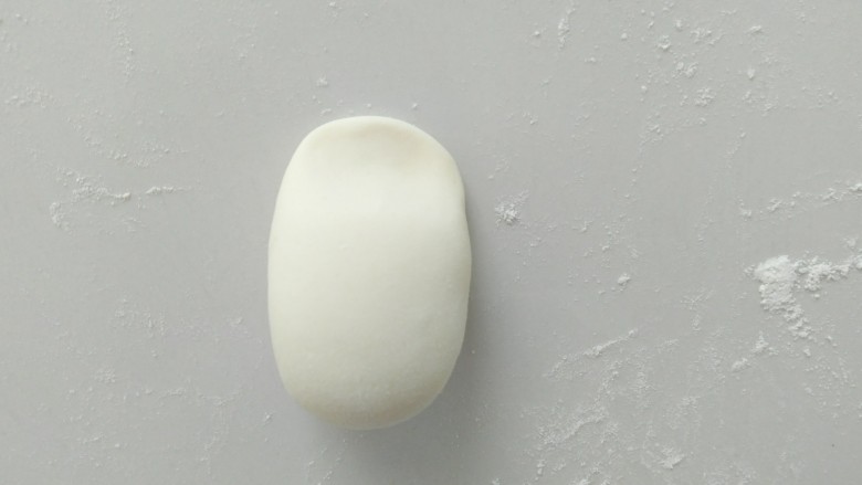 创意馒头,身体,搓成一头尖的<a style='color:red;display:inline-block;' href='/shicai/ 156925'>水</a>滴状,然后把尖头部位摁扁。