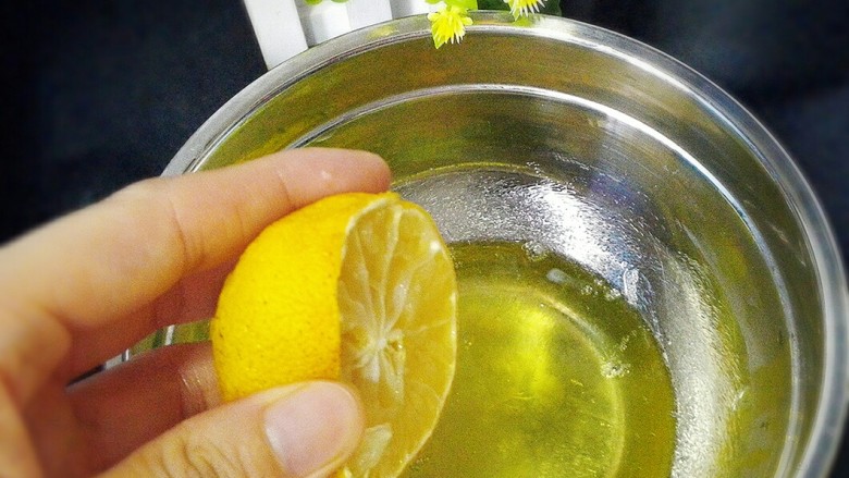 胡萝卜酸奶戚风蛋糕,从冰箱取出蛋清,加几滴柠檬汁或白醋,有助打发蛋白。