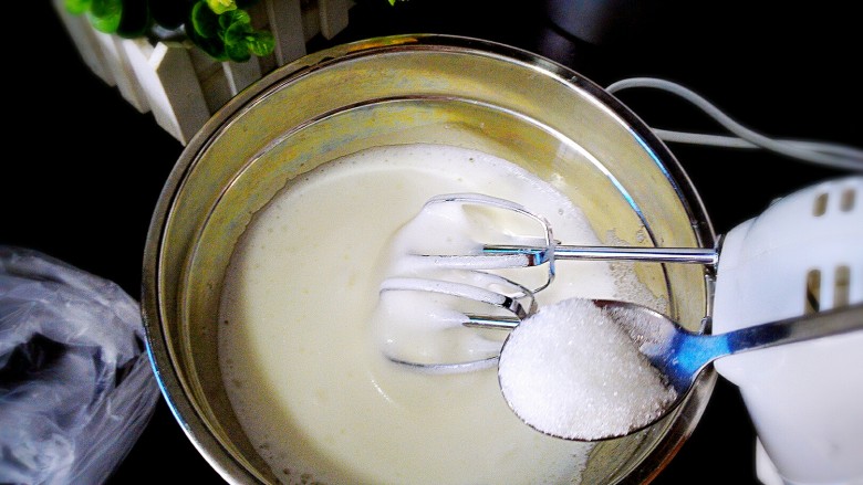 胡萝卜酸奶戚风蛋糕,打到轻微纹路,但很快消失时加入第三次细砂糖。