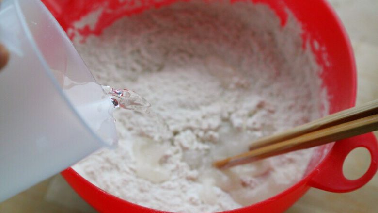 先煎后烤披萨,1. 面粉300克加2克酵母粉和2克盐拌匀,倒入180-200克的清水拌成絮状。