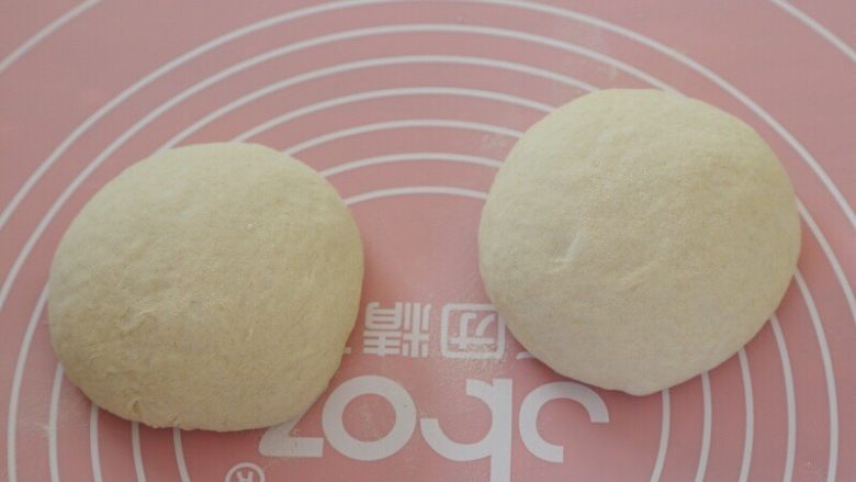 先煎后烤披萨,11.将面团倒在撒有干面粉的案上,分成两份,滚圆,静置20分钟。
注:不要过分地揉,否则太有嚼劲;也可不揉,直接擀抻成饼状。